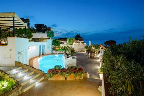 Ischia villas rent  Originally a fishmen's cave used for storing nets and fishing baskets